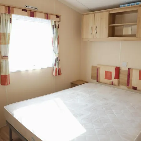 Cozy Caravan On Small Near Woods & Sea *